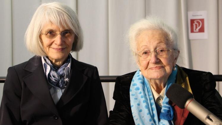 Erna de Vries (rechts) war zu Gast in der Gedenkstätte Esterwegen zur Aufführung eines Dokumentarfilms über ihr Schicksal zur Zeit des Nationalsozialismus. Die Veranstaltung moderierte Andrea Kaltofen, Geschäftsführerin der Gedenkstätte Esterwegen. 