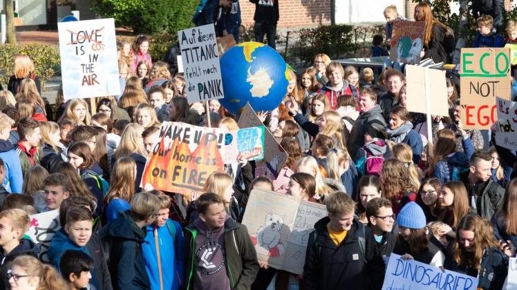 Im September gingen viele Schüler in Lingen auf die Straße, um für den Klimaschutz zu demonstrieren. Dieser soll durch ein Klimakonzept nun oberste Priorität im Handeln der Stadt bekommen, hat der Rat beschlossen. Foto: Lars Schröer Im September gingen viele Schüler in Lingen auf die Straße, um für den Klimaschutz zu demonstrieren. Dieser soll durch ein Klimakonzept nun oberste Priorität im Handeln der Stadt bekommen, hat der Rat beschlossen. Foto: Lars Schröer