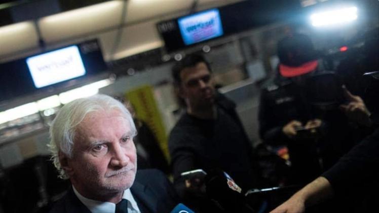 Leverkusens Sportchef Rudi Völler stellte sich vor dem Abflug nach Moskau den Fragen der Medienvertreter. 