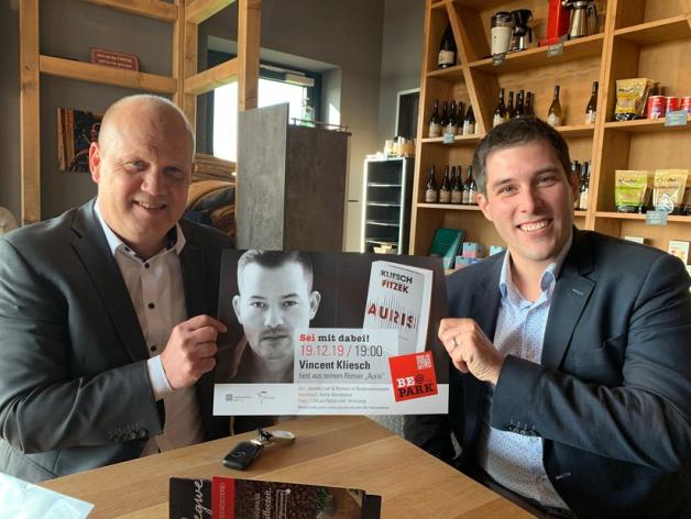 Die Verantwortlichen der Niedersachsenpark GmbH, Uwe Schumacher (l.) und Matthias Meyer, präsentieren das Veranstaltungsplakat. Foto: Marcus Alwes Die Verantwortlichen der Niedersachsenpark GmbH, Uwe Schumacher (l.) und Matthias Meyer, präsentieren das Veranstaltungsplakat. Foto: Marcus Alwes