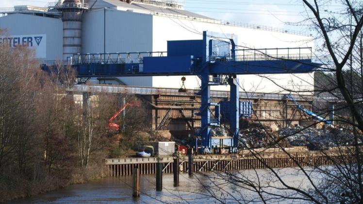 Ob das Stahlwerk Benteler in Lingen von einem geplanten Stellenabbau im Konzern betroffen sein wird, teilte das Unternehmen auf Nachfrage nicht mit. Foto: Wilfried Roggendorf