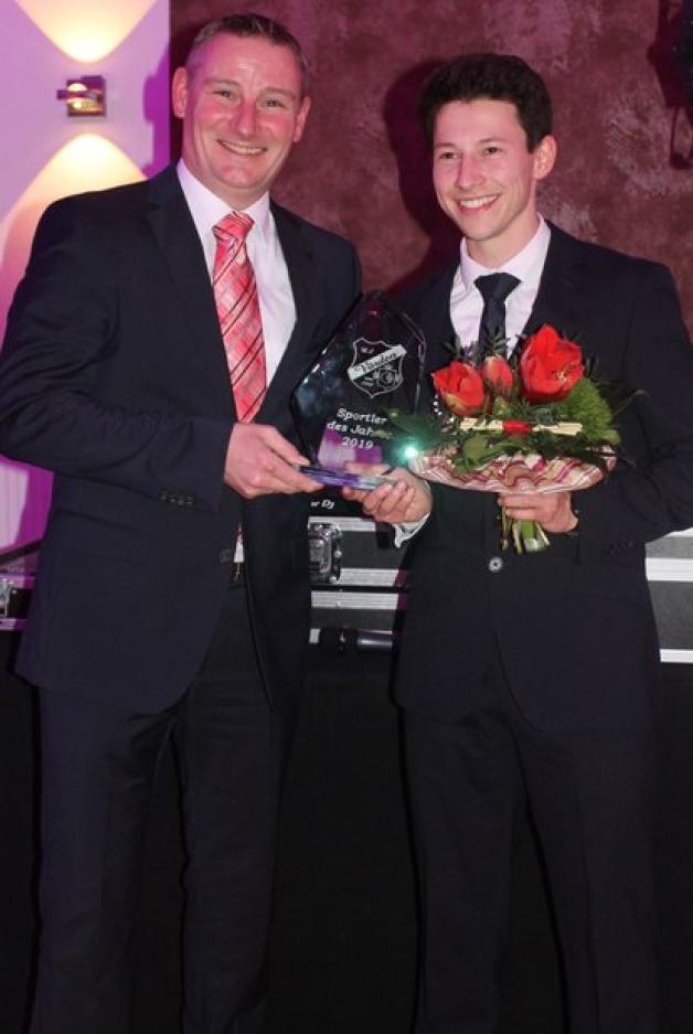 Frank Niepel (links) ehrt Markus Herzog als Sportler des Jahres von Ballsport Vörden. Foto: Dennis Brömlage 