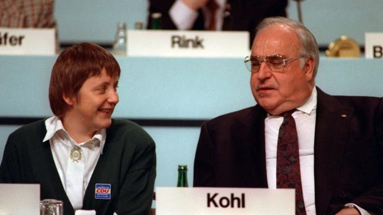 Heute vor 30 Jahren stellt Bundeskanzler Helmut Kohl (rechts, hier mit der heutigen Kanzlerin Angela Merkel) seinen Zehn-Punkte-Plan vor. In einer Rede vor dem Bundestag betont er, die Wiedervereinigung Deutschlands sei das politische Ziel seiner Regierung. Archivfoto: dpa