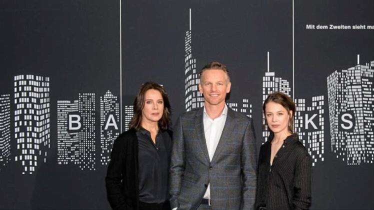 Désirée Nosbusch (l), Barry Atsma und Paula Beer spielen die Hauptrollen in „Bad Banks“. Der ZDF-Mehrteiler ging bei den Emmys aber leer aus. 