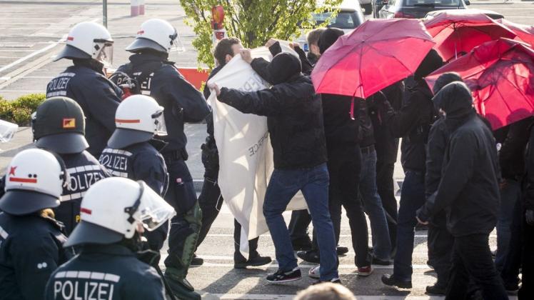 Am Rande des Bundesparteitages in Stuttgart kam es vor drei Jahren zwischen Polizeikräften und Demonstranten zu Rangeleien. Foto: dpa/Christoph Schmidt