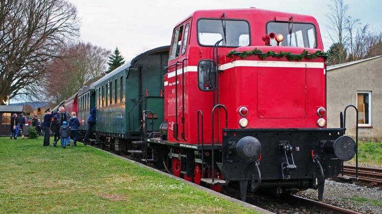 Der Nikolauszug ist auf den Gleisen der ehemaligen Wittlager Kreisbahn unterwegs. Foto: MEM/Peter Stockmann