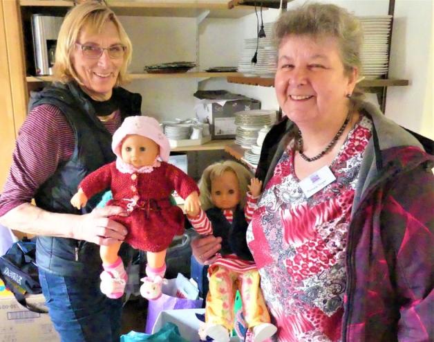 Puppen werden neu eingekleidet und dann an Mädchen im In- und Ausland zum Weihnachtsfest verschickt, hier mit Gilda Wessel (links) und Manuela Singer. Foto: Eckhard Grönemeyer Puppen werden neu eingekleidet und dann an Mädchen im In- und Ausland zum Weihnachtsfest verschickt, hier mit Gilda Wessel (links) und Manuela Singer. Foto: Eckhard Grönemeyer
