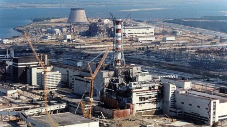 2016 wird 30 Jahre nach der Katastrophe von Tschernobyl (im Bild Bauarbeiten am Unglücksreaktor) eine Schutzhülle um die Atomruine geschlossen. Steter Unterdruck soll sicherstellen, dass keine Radioaktivität entweichen kann. 