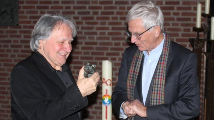 Der Quakenbrücker Frosch, den  Peter Urban (links) von Helmut Henrichs überreicht bekam, soll einen Ehrenplatz in seinem Büro bekommen, 