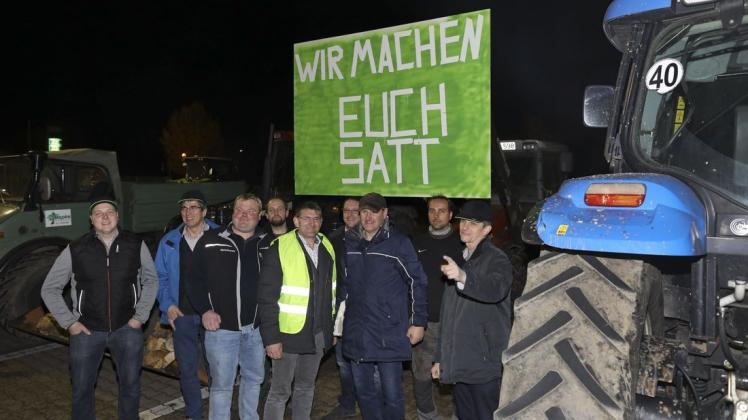 Auf dem Parkplatz vor dem Belmer Marktkauf demonstrierten die Landwirte. Foto: Gert Westdörp