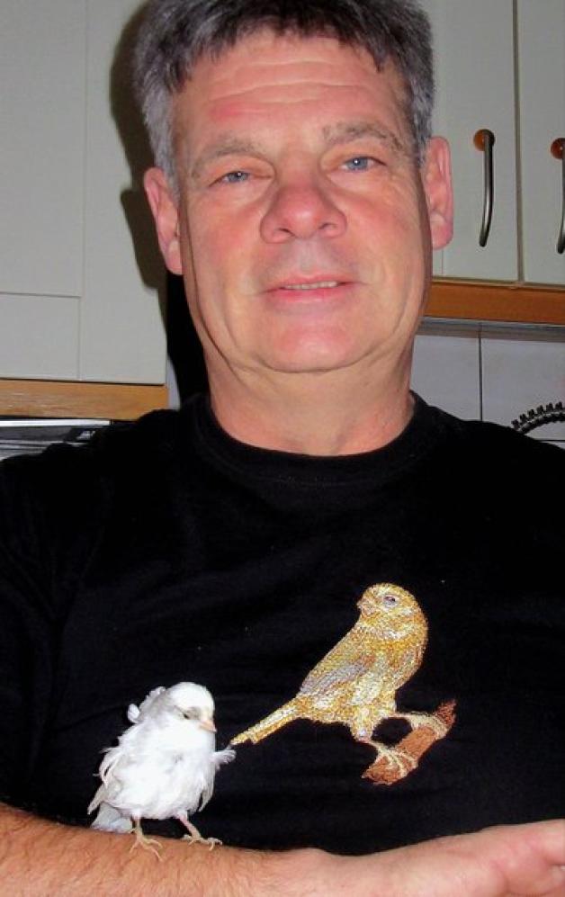 Ein Vogel auf dem Arm, ein Vogel auf dem T-Shirt. Foto: Gertrud Premke