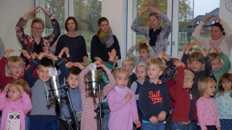 Die Kita St. Hedwig in Alfhausen hat ihre eigene CD mit Kindelerliedern eingespielt. Sabrina Schadwinkel und Svenja Barlage (oben, Zweite und Dritte von links) vom Förderverein der Kita machten mit.
  Foto: Margarete Hartbecke