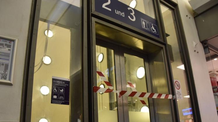 Bereits zum dritten Mal ist der Aufzug im Bahnhof Delmenhorst nicht nutzbar. Foto: Kai Hasse