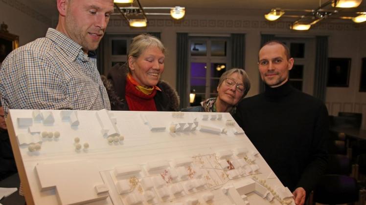 Viel Lob von den wenigen Besuchern des Bürgerdialogs zur städtebaulichen Entwicklung der ehemaligen Bahnfläche erhielt Architekt Bernd Upmeyer (rechts) für sein Konzept für das neue Wohnquartier im nördlichen Bereich. 