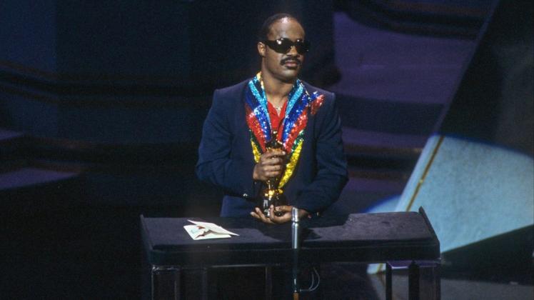 1985 erhält Stevie Wonder für seinen Song "I Just Call To Say I Love You" einen Oscar bei den 57. Acadamy Awards. Foto: Arte France/Walt Disney Television/Getty Images