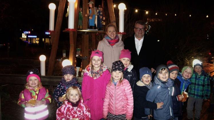 Auch in diesem Jahr halfen wieder zahlreiche Kinder beim Anblasen der Weihnachtspyramide in Hasbergen, mit dabei auch Mareike Mons von der Gemeinde Hasbergen und Bürgermeister Holger Elixmann. 