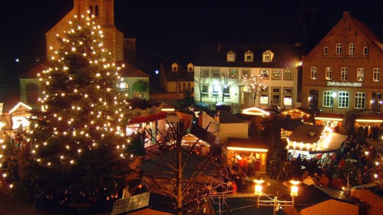 Der Quakenbrücker Weihnachtsmarkt findet am zweiten Adventswochenende statt. Foto: Archiv/Heiko Bockstiegel