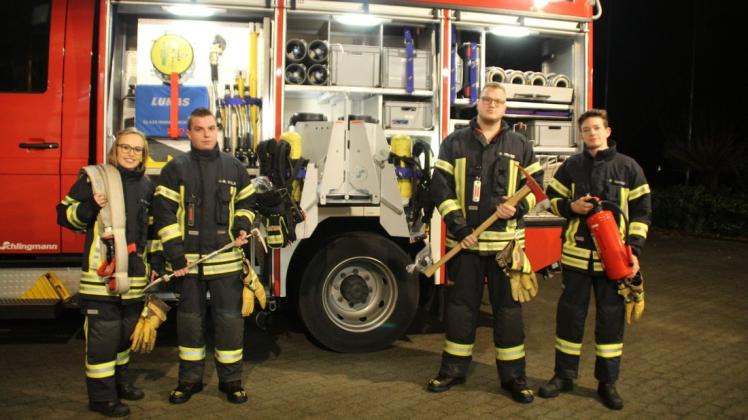Heiligabend einsatzbereit (von links): Franziska Feimann, Jan-Richard Wiels, Tobias Meyer und David Sonntag sind ehrenamtlich in der Feuerwehr aktiv, auch an Weihnachten. Foto: Talea Norda Heiligabend einsatzbereit (von links): Franziska Feimann, Jan-Richard Wiels, Tobias Meyer und David Sonntag sind ehrenamtlich in der Feuerwehr aktiv, auch an Weihnachten. Foto: Talea Norda