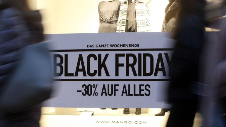 Im Schaufenster eines Geschäfts in der Innenstadt wird für den Rabatt-Tag Black Friday geworben. Ist das Shopping-Event im Zuge der Diskussion um nachhaltigen Konsum noch zeitgemäß. Foto: Bodo Marks/dpa Im Schaufenster eines Geschäfts in der Innenstadt wird für den Rabatt-Tag Black Friday geworben. Ist das Shopping-Event im Zuge der Diskussion um nachhaltigen Konsum noch zeitgemäß. Foto: Bodo Marks/dpa