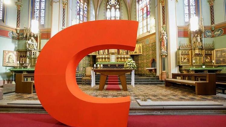 Die Replik des Cs aus dem Parteilogo steht in der Kirche von Erkelenz-Kreyenberg. Foto: dpa/Greenpeace/Bernd Lauter
