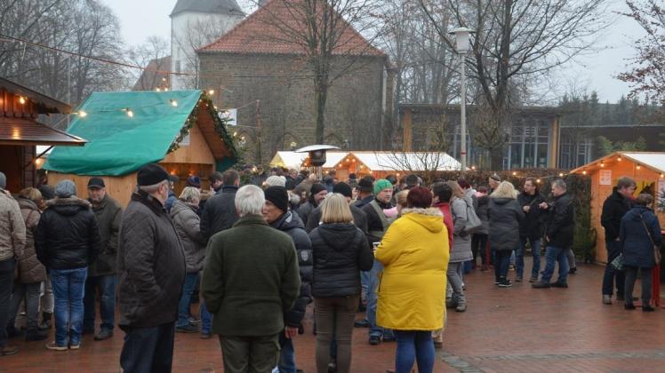 Der Weihnachtsmarkt in Ueffeln lockt mit seiner gemütlichen Atmosphäre jedes Jahr viele Gäste an. Das Bild wurde 2017 aufgenommen. Foto: Archiv/Lina Kruse