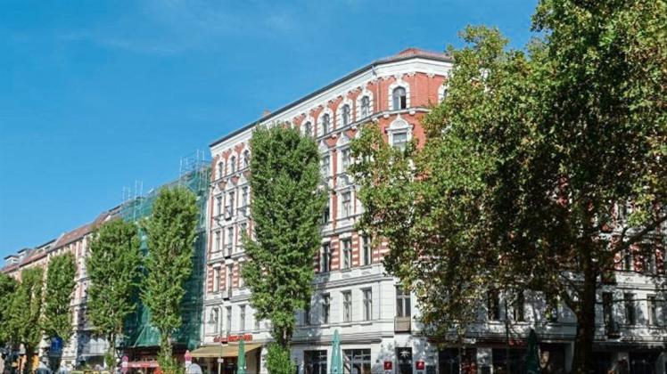 Gesuchtes Altbauviertel für die, die es sich leisten können: Blick auf Wohn- und Geschäftshäuser in der Kollwitzstraße im Berliner Prenzlauer Berg. 