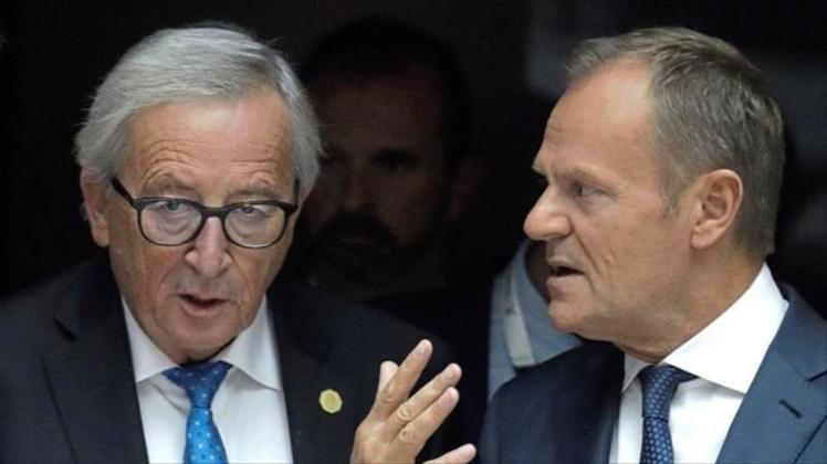 EU-Kommissionspräsident Jean-Claude Juncker (l) und Ratspräsident Donald Tusk nehmen Abschied. 