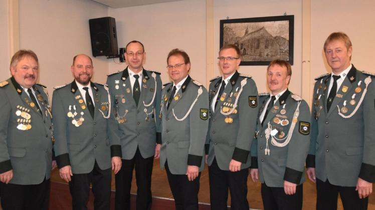 Einstimmig in ihren Ämtern bestätigt wurden die bisherigen Mitglieder des Führungsgremiums um den Vorsitzenden Helmut Suhle (links). Foto: Hermann-Josef Döbber