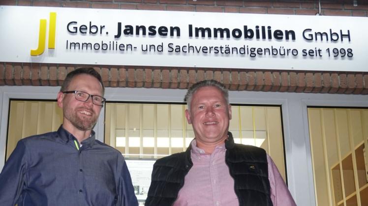 Das neue Büro in Sögel eröffnet haben (von links) Fred und Frank Jansen. Foto: Jansen Immobilien Das neue Büro in Sögel eröffnet haben (von links) Fred und Frank Jansen. Foto: Jansen Immobilien