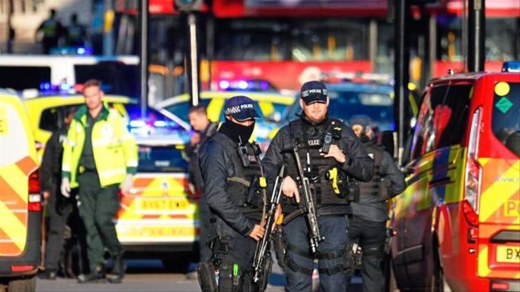 Polizei am Tatort eines Vorfalls auf der London Bridge im Zentrum Londons. 