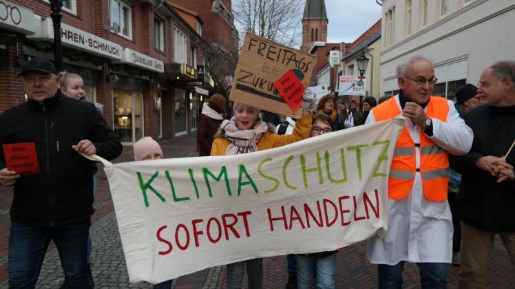 Voller Entschlossenheit gegen die Kälte und wütende Autofahrer: Die Demonstranten von Fridays-for-Future. In der Mitte zu sehen ist Sara Hügle, die als eine der ersten in Papenburg für ein besseres Klima demonstrierte. Foto: Philipp Helm