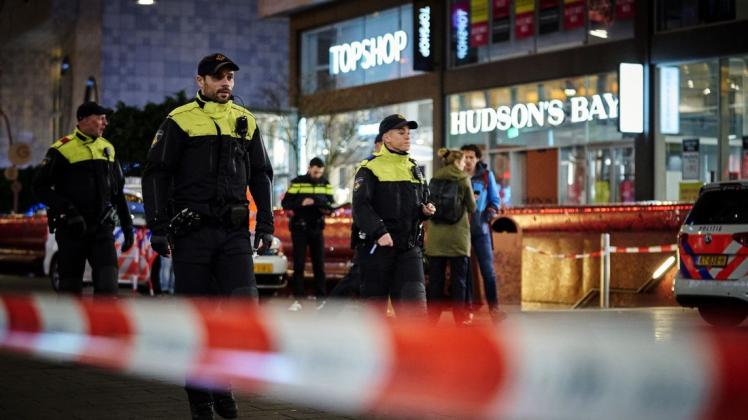 Polizisten stehen in einer Einkaufsstraße in Den Haag, in der es zu einer Messerattacke gekommen ist. Foto: dpa/Phil Nijhuis