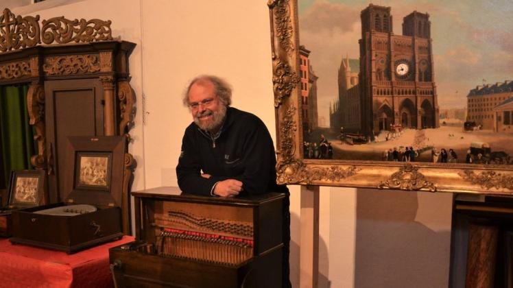 Beim Nussknackermarkt in Hagen zeigt Joachim Kreienbrink einige seiner „selbstspielenden Instrumente“ in der Ehemaligen Kirche Hagen. Foto: Claudia Sarrazin