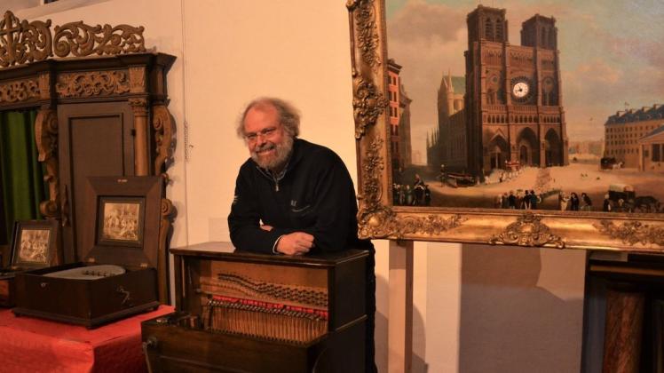 Beim Nussknackermarkt in Hagen zeigt Joachim Kreienbrink einige seiner „selbstspielenden Instrumente“ in der Ehemaligen Kirche Hagen. Foto: Claudia Sarrazin Beim Nussknackermarkt in Hagen zeigt Joachim Kreienbrink einige seiner „selbstspielenden Instrumente“ in der Ehemaligen Kirche Hagen. Foto: Claudia Sarrazin