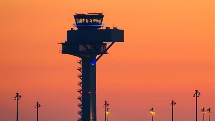 Farbenprächtig leuchtet der Morgenhimmel über dem Gelände des neuen Hauptstadtflughafens Berlin Brandenburg Airport Willy Brandt (BER). 