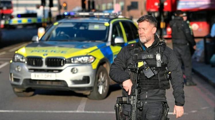 Ein Polizist am Tatort auf der London Bridge im Zentrum Londons. 