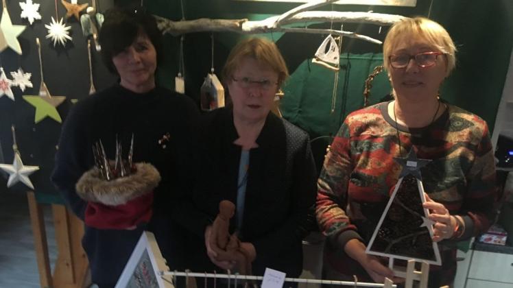 Die Freundinnen Astrid Lang, Christine Köneke und Jutta Mahnke (v. l.) sind Teil des zweitägigen Adventsmarkts im Baltic-Freizeitpark von Klaus und Gisela Schürmann im Budentannenweg in Markgrafenheide.