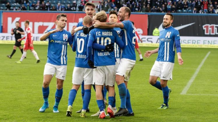 Jubeltraube nach dem 1:0 für den FC Hansa: Seine Teamkollegen beglückwünschen Nik Omladic (Rckennummer 40), der den Freistoß nach innen brachte, der zur Führung abgefälscht wurde.