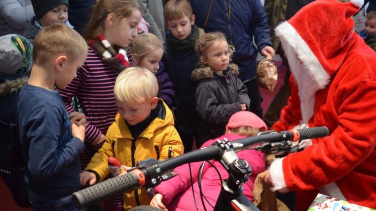 Der Weihnachtsmann kam diesmal nicht mit dem großen Schlitten. Er fuhr am Sonntag mit dem Fahrrad vor. Fotos: Thomas Deeken
