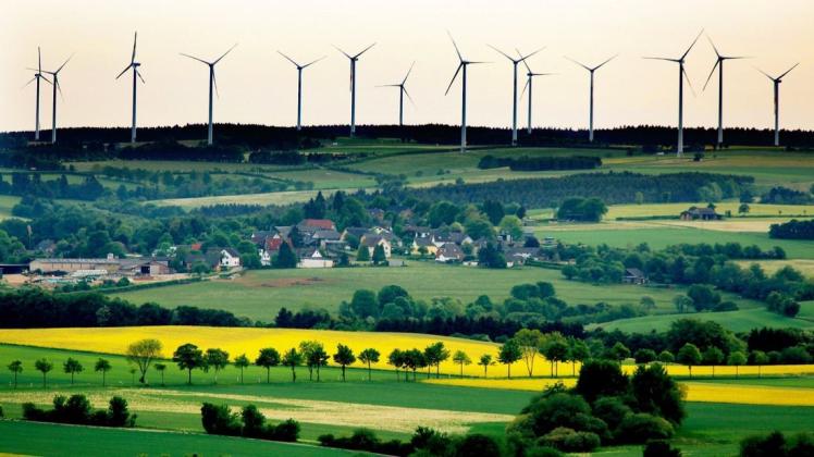 Eine umstrittene neue Regelung sieht 1000 Meter Abstand von Windkraftanlagen zu Wohnsiedlungen vor.