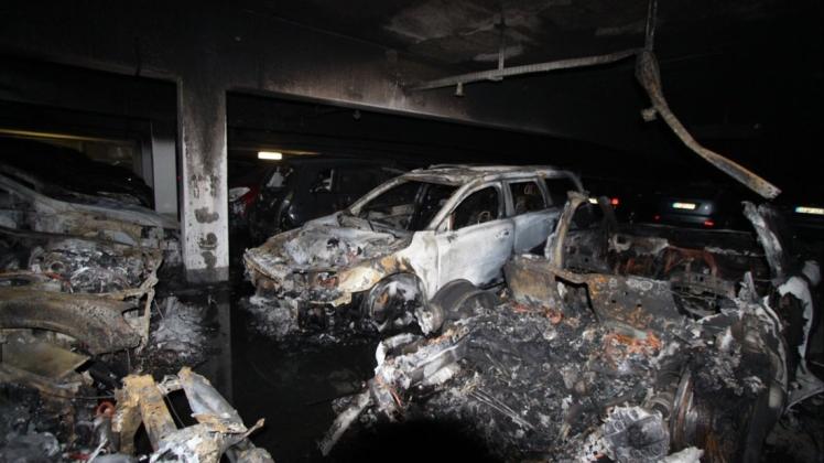 Bei einem Brand am Flughafen Münster/Osnabrück gingen insgesamt 42 Fahrzeuge in Flammen auf, Ursache für das Feuer soll ein brennender Hybrid gewesen sein.