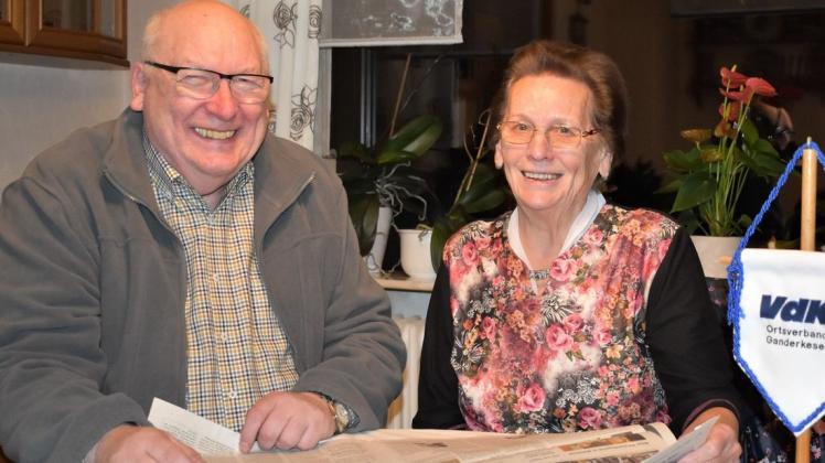 Zwei Ganderkeseer Ehrenamtler aus Überzeugung: Dieter Strodthoff und Änne Siemer studieren gemeinsam die Zeitung des VdK. Foto: Martina Brünjes