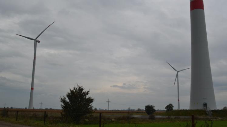 Dunkle Wolken über dem Windpark Sannauer Hellmer: Nur ein kleiner Teil des 33 Windräder umfassenden Projekts konnte bislang verwirklicht werden. Archivfoto: Dirk Hamm