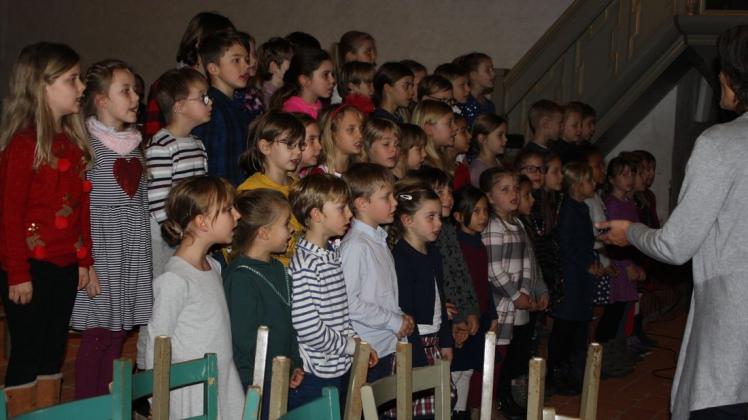 Der Kinderchor der Grundschule Heide ist in jedem Jahr beim Adventskonzert dabei, dieses Mal mit traditionellen Liedern. Foto: Birgit Stamerjohanns