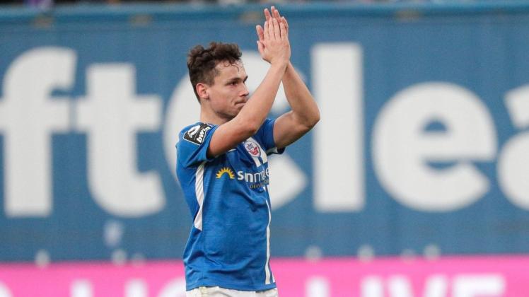 Belohnung für ein tolles Comeback: Lukas Scherff wurde am Sonnabend beim 1:0-Sieg gegen Würzburg mit stehenden Ovationen von den Fans im Ostseestadion verabschiedet.