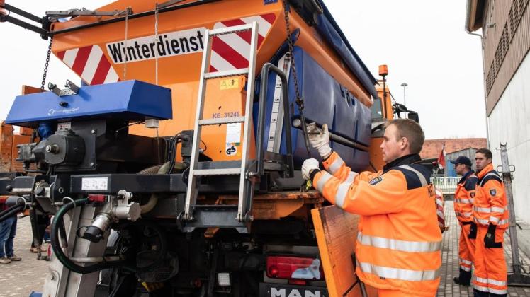 Winterdienst Vorbereitung auf den Winterdienst: Der Servicebetrieb Lotte und der Bauhof Westerkappeln sind gewappnet für den Streu- und Räumeinsatz. Symbolfoto: dpa/Swen Pförtner