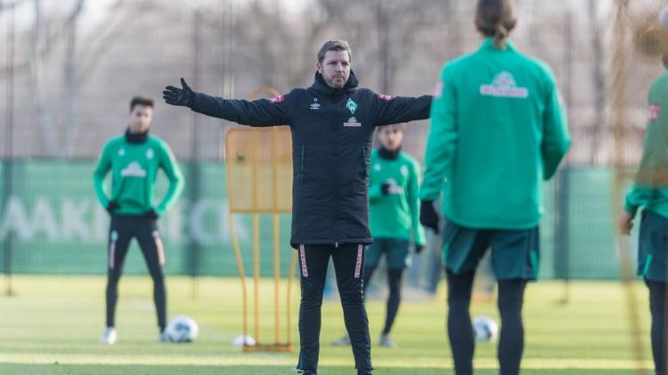 Werder-Trainer Florian Kohfeldt bei einer Trainingseinheit vor dem Heimspiel gegen den SC Paderborn. Foto: imago images/Nordphoto