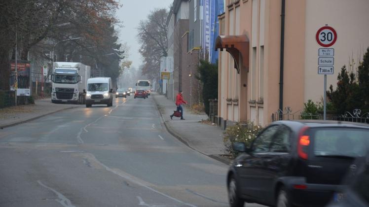 In Höhe der Schulen an der Maschstraße gilt ab sofort Tempo 30. Foto: Heiner Beinke