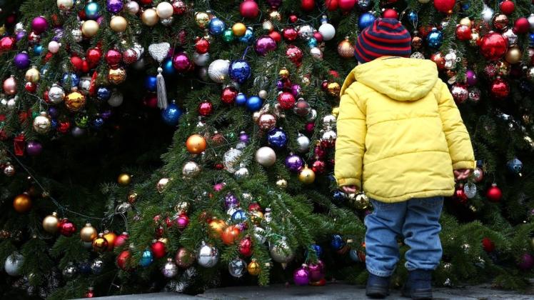 Ein Zweijähriger landet zur vorweihnachtlichen Zeit einen viralen Hit. Foto: dpa/David Ebener