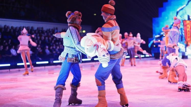 Am Donnerstag wurde die Premiere der neuen Holiday-on-Ice-Show "Supernova" in der Rostocker Stadthalle gefeiert. Die Geschichte startet in einer eisigen Polarwelt. Warme Kleidung, besetzt mit Fell dominieren die Kostüme.